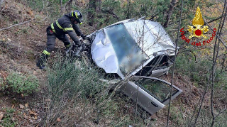 Ascoli Piceno - Auto nella scarpata a Cervara, morti due anziani